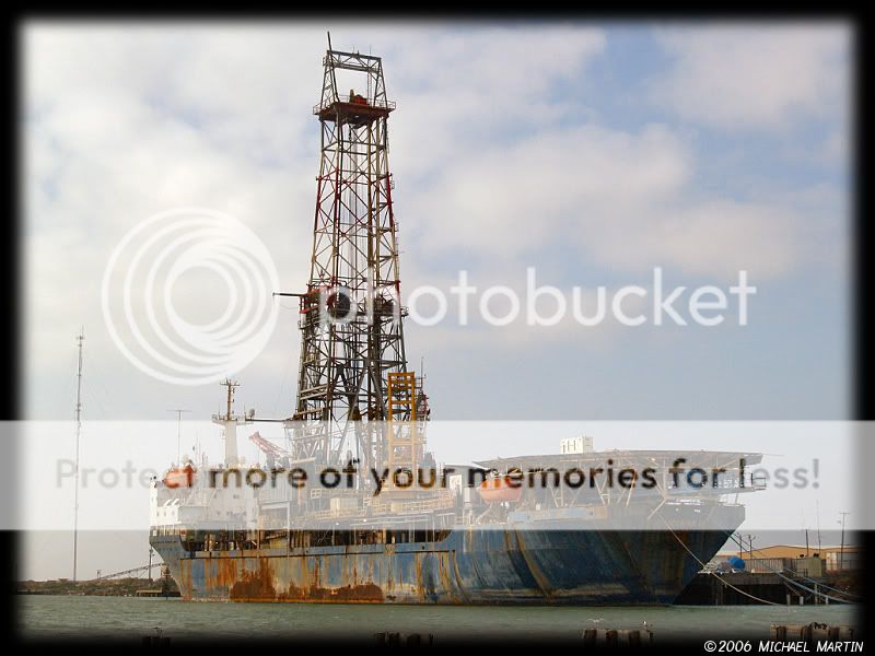 Aban+Offshore+Singapore Not a pretty sight but quite similar to what the Petrel looked like in ...