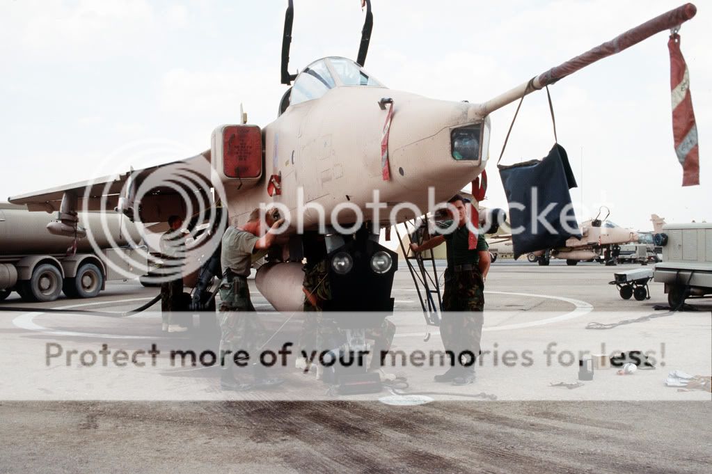 JaguarGR1_41Sqn_refueling_Gulf1991.jpg